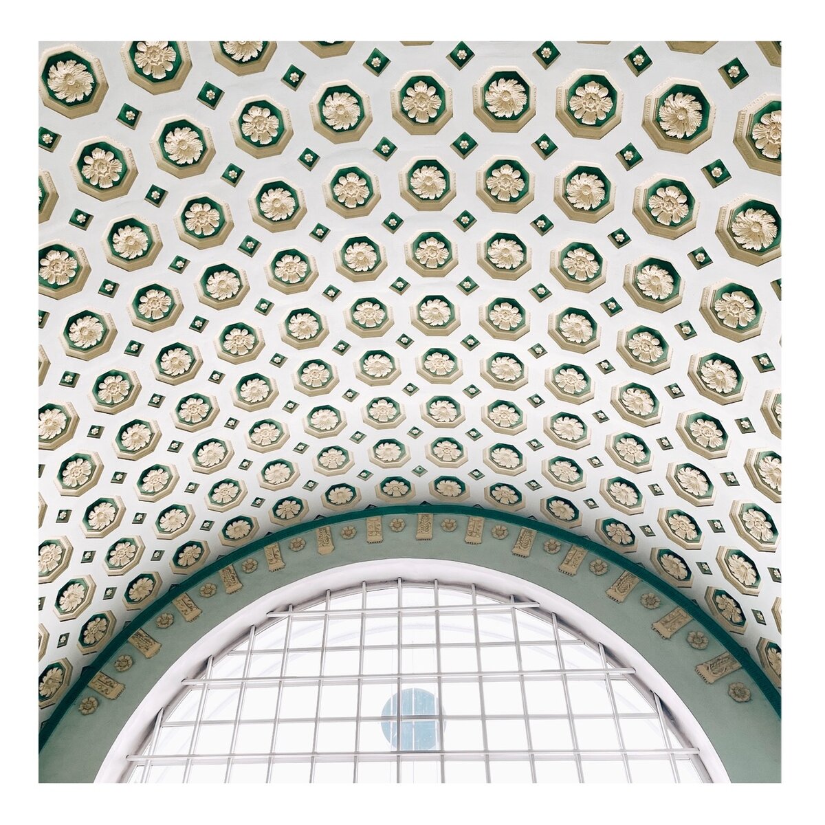 Кесонный полоток цилиндрического свода повторяет форму, заданную полукруглым окном