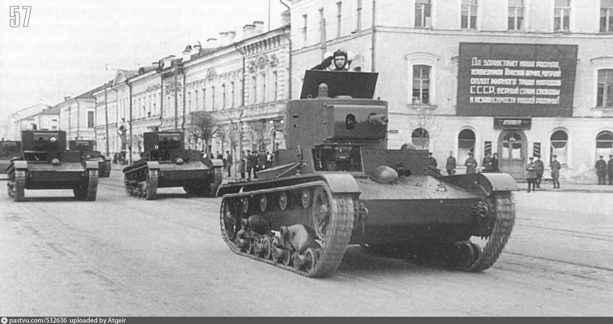 ХТ 130 НА ПАРАДЕ 7 НОЯБРЯ 1941 ГОДА 