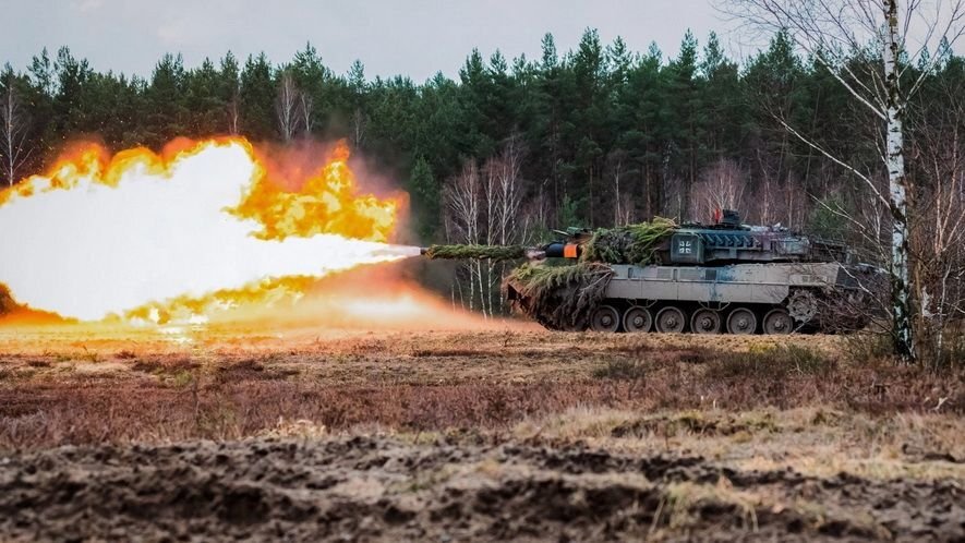 Танк Leopard 2 во время стрельб. Фото: Бундесвер