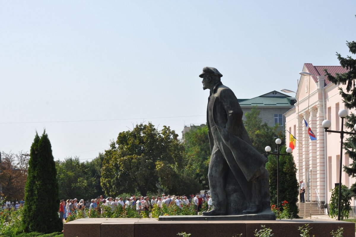 Гагузия. Город Комрат Гагаузия. Памятник Ленина в Комрате. Комрат столица Гагаузии. Комрат Молдова.