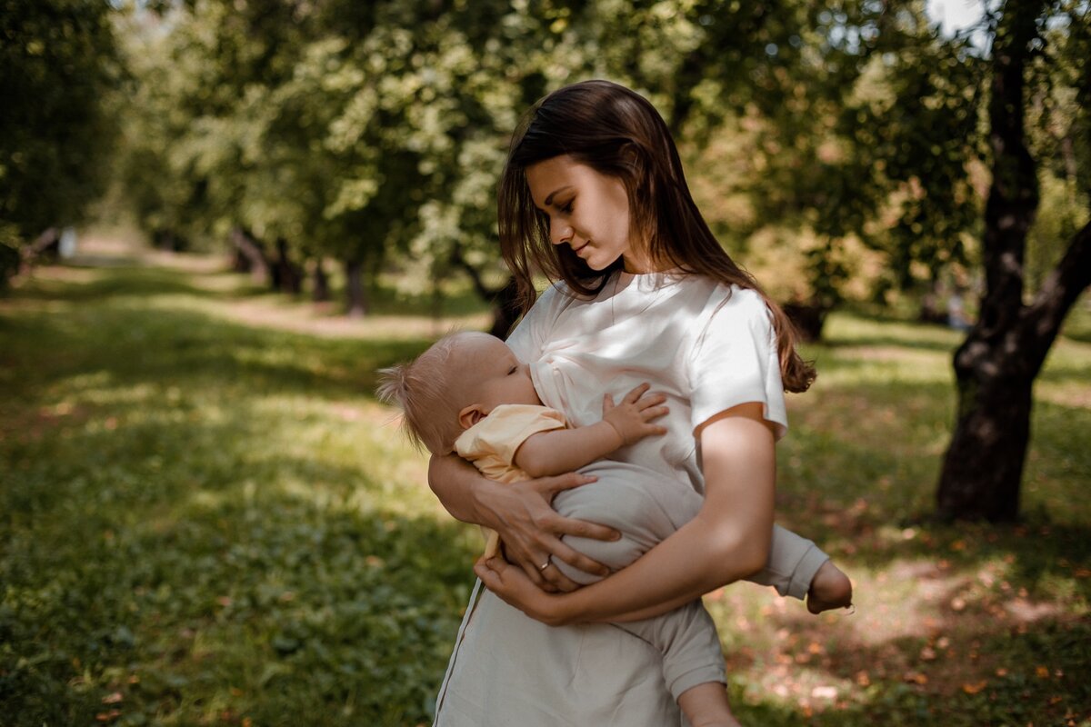 Ребёнок много сосёт, поэтому излишки молока выводятся с помощью срыгивания 
