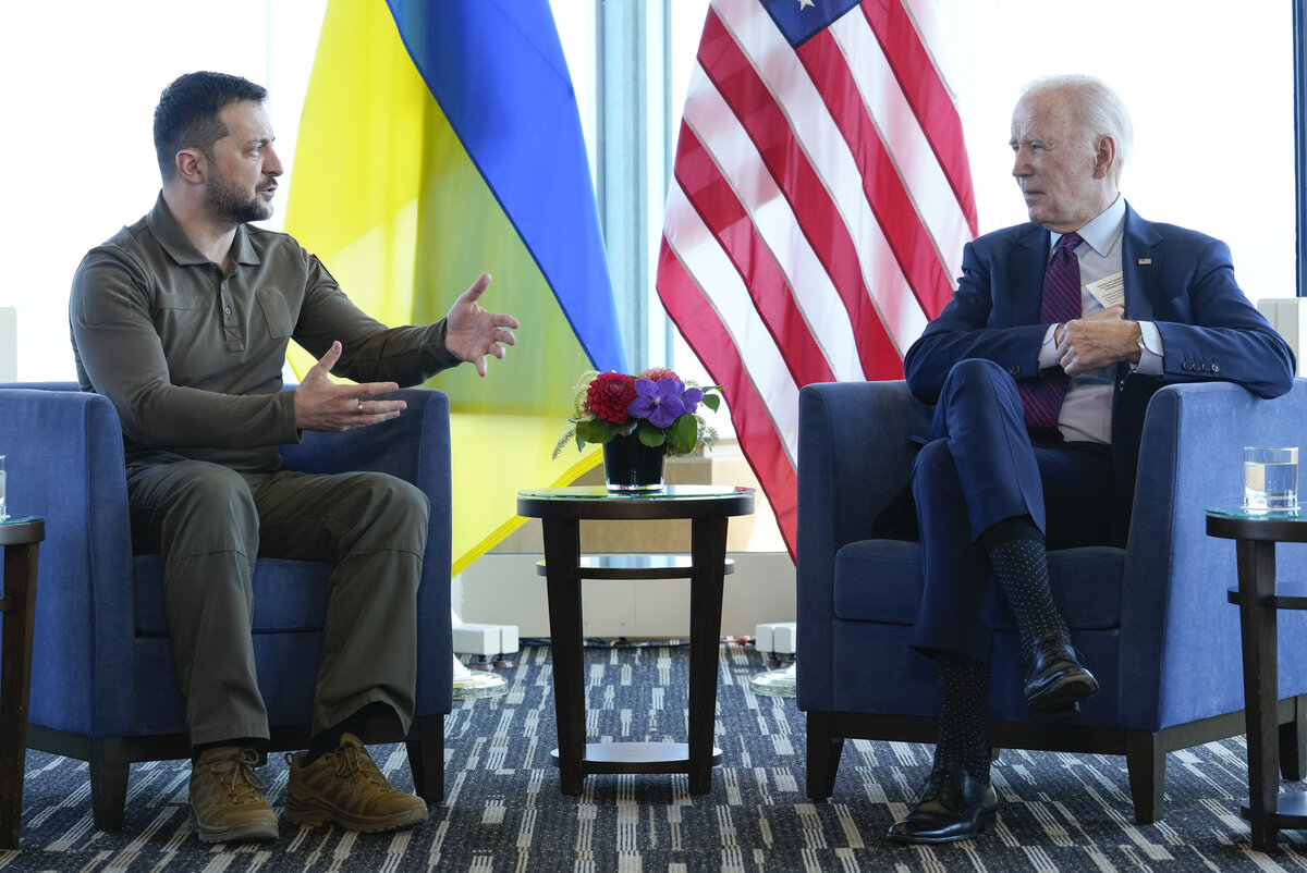     Президент Украины Владимир Зеленский на встрече с главой Белого дома Джо Байденом на саммите G7 / AP / Susan Walsh