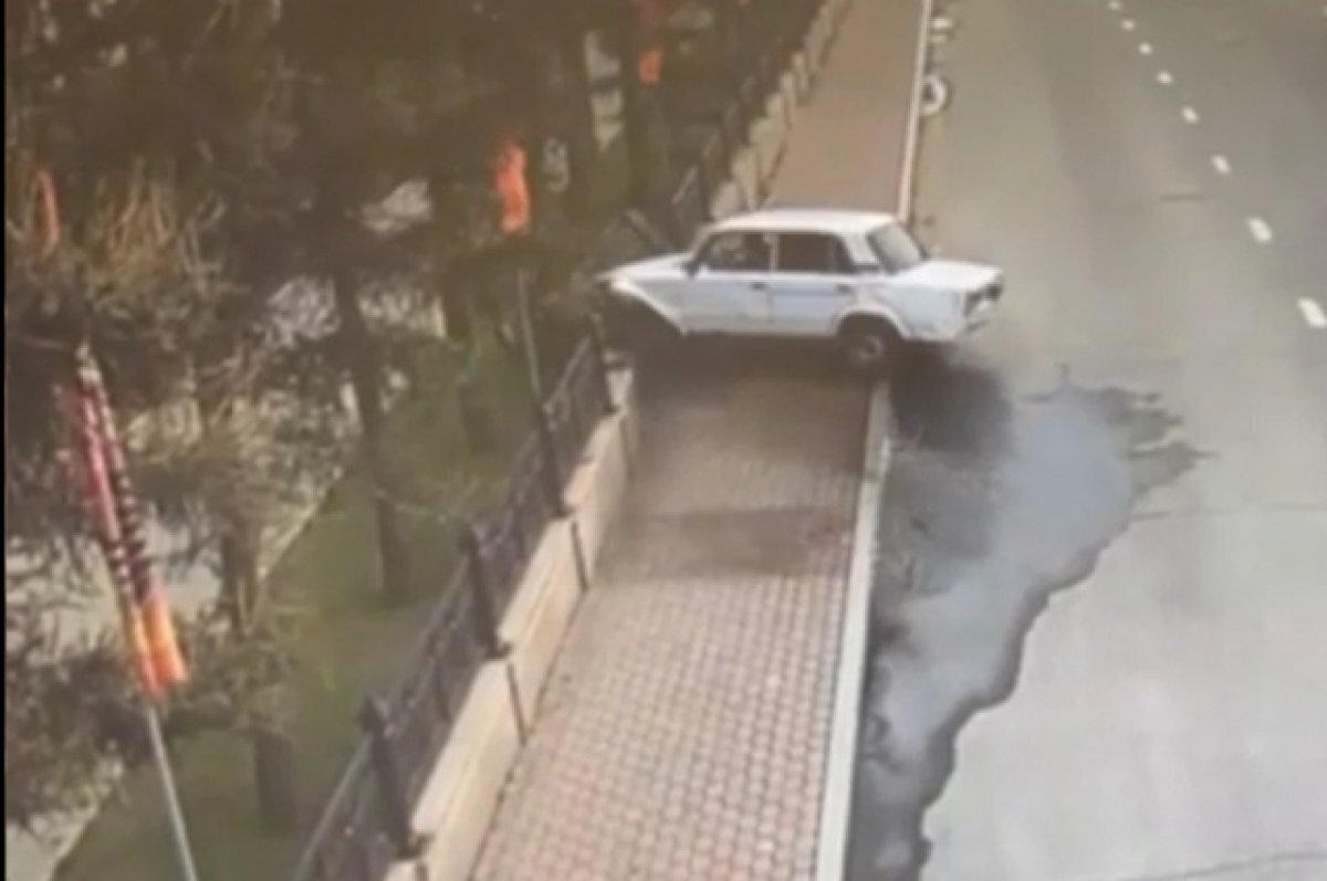    «Жигули» протаранили ограждение сквера Кирова в Иркутске