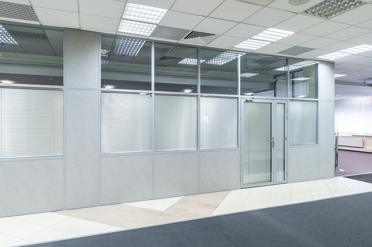 Офисные стационарные алюминиевые перегородки NAYADA-Standart и стеклянные двери VITRAGE II