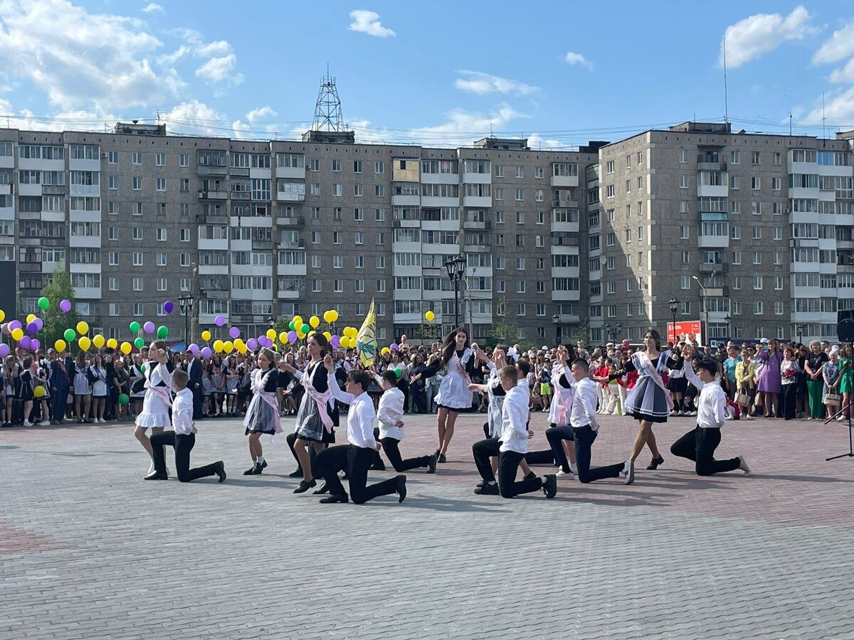 Несколько слов о наших выпускниках. Молодые люди выглядят элегантно и сдержано. У каждого лента выпускника. По ее цвету легко угадать. Кто из ребят одноклассники.