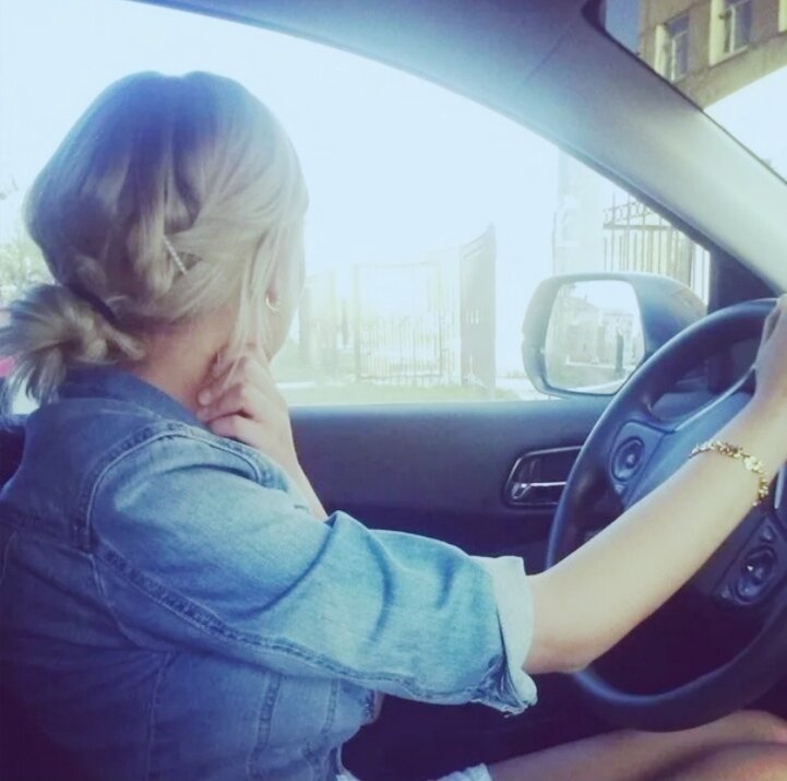 Блондинка с каре в машине фото