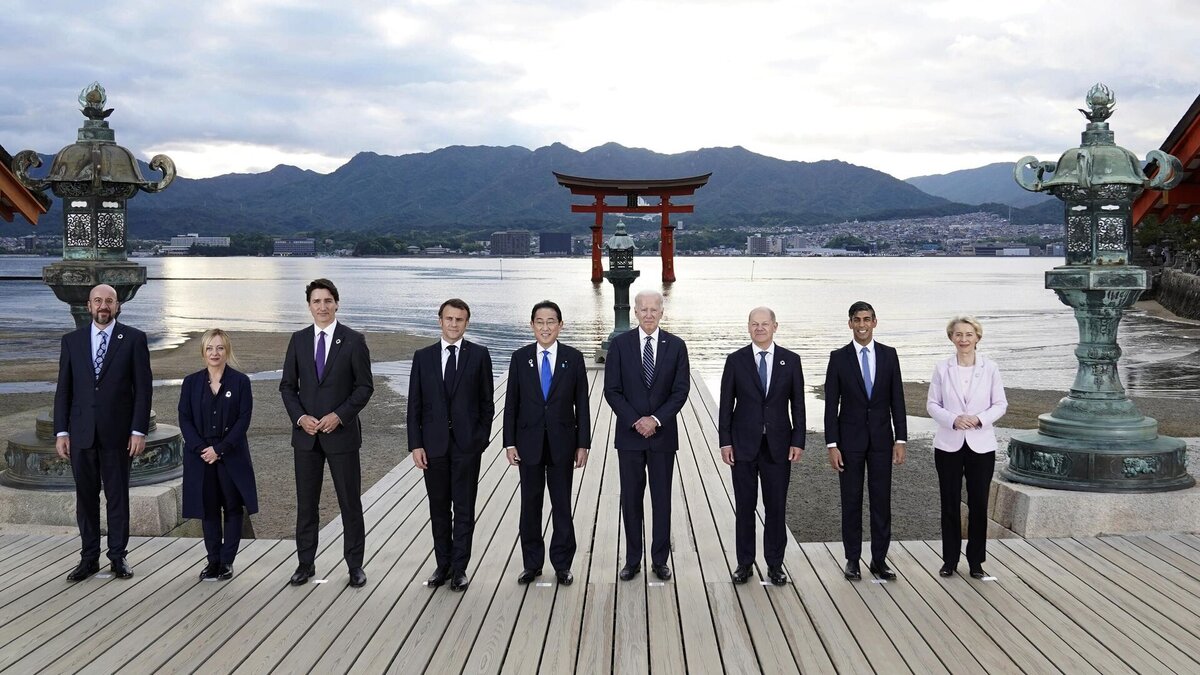 Строгий тёмный наряд Мелони гораздо уместнее на печальной церемонии, что отметили почти все японские СМИ