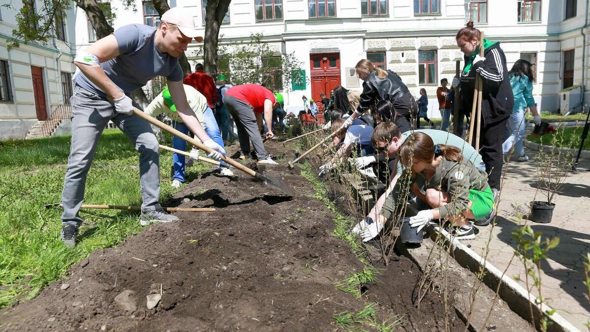     В Красноярске волонтёры компании РУСАЛ и Эн+ создали новые зеленые пространства. В этом году озеленение проходило на трех площадках: 20 мая волонтеры РУСАЛа озеленили территорию детского дома «Самоцветы» на правом берегу, 23 мая — территорию КрасГМУ и педколледжа.