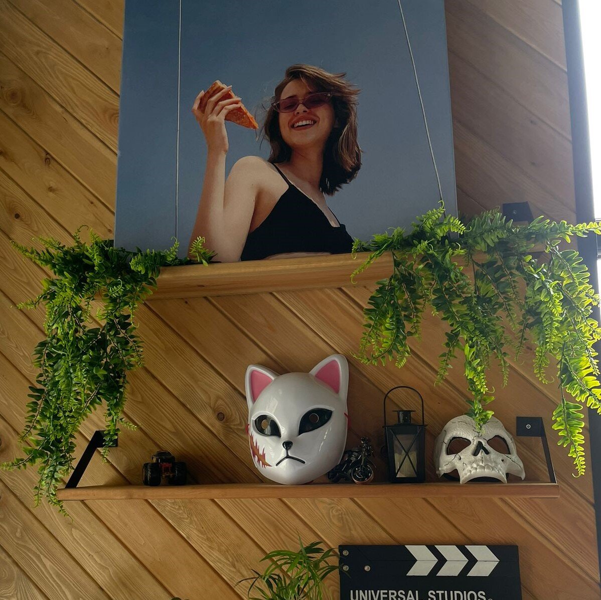 слева маска Бекки, справа маска-черепушка 