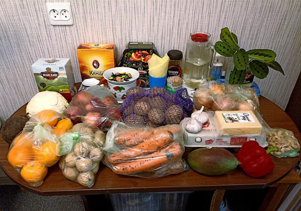 В этот раз набрала  исключительно полезные продукты 😄 Свёкла, капуста, мандарины, яблоки, грецкие орехи, картошка, морковка, лук репчатый, яйца, чеснок, сыр, манго, болгарский перчик, орешки кешью, манго и чай. 