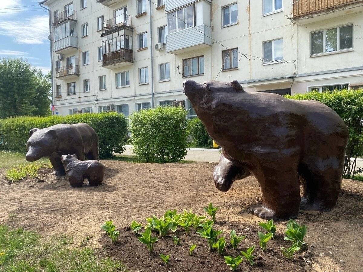 Фото мое. Вот такие милые мишки стоят у нашей администрации.