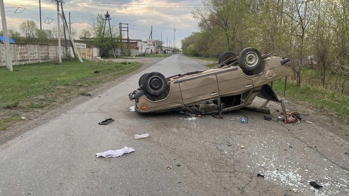     В Абакане 9-классники решили отметить выпускной, приехали на дачу, взломали машину, опрокинулись на ней и оказались в больнице.