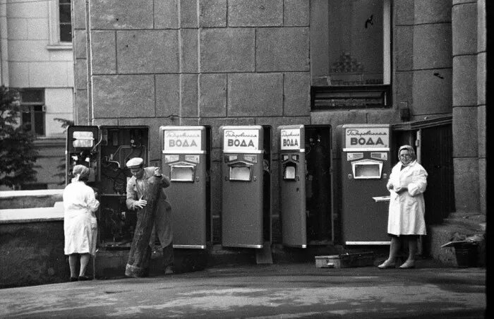 Все, кто жил в Союзе Советских Социалистических Республик, помнят автоматы, в которых продавалась вкуснейшая газировка с сиропом и без.-8