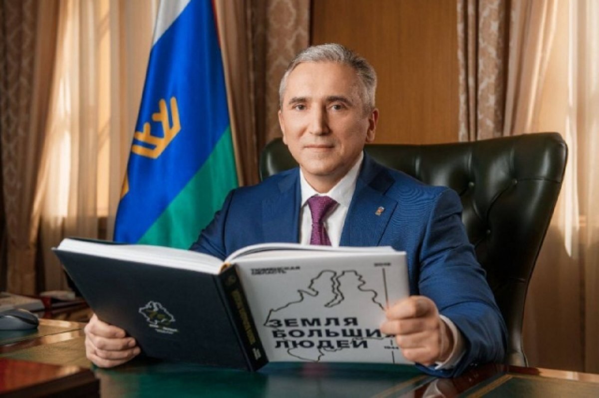    Губернатор Александр Моор стал участником фотопроекта «Читают все!»