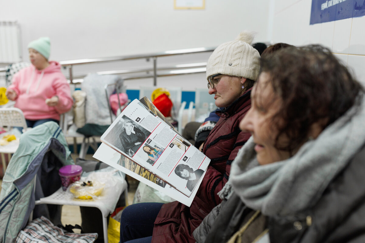 Женщины в зале ожидания Ночлежки в Москве