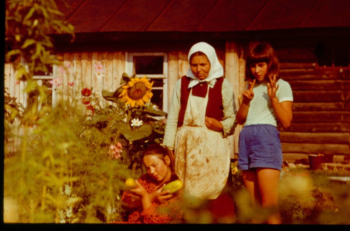Бабушка, тетка и я в деревне 1972год.Остальные внуки уже уехали.