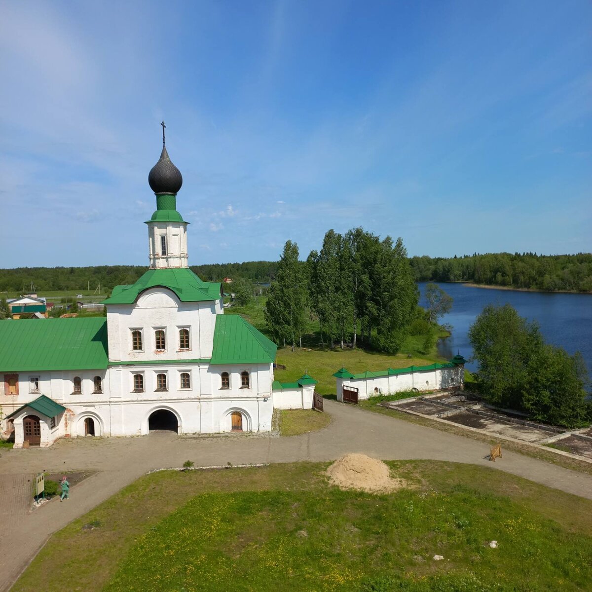 Святое озеро Каргополь часовня