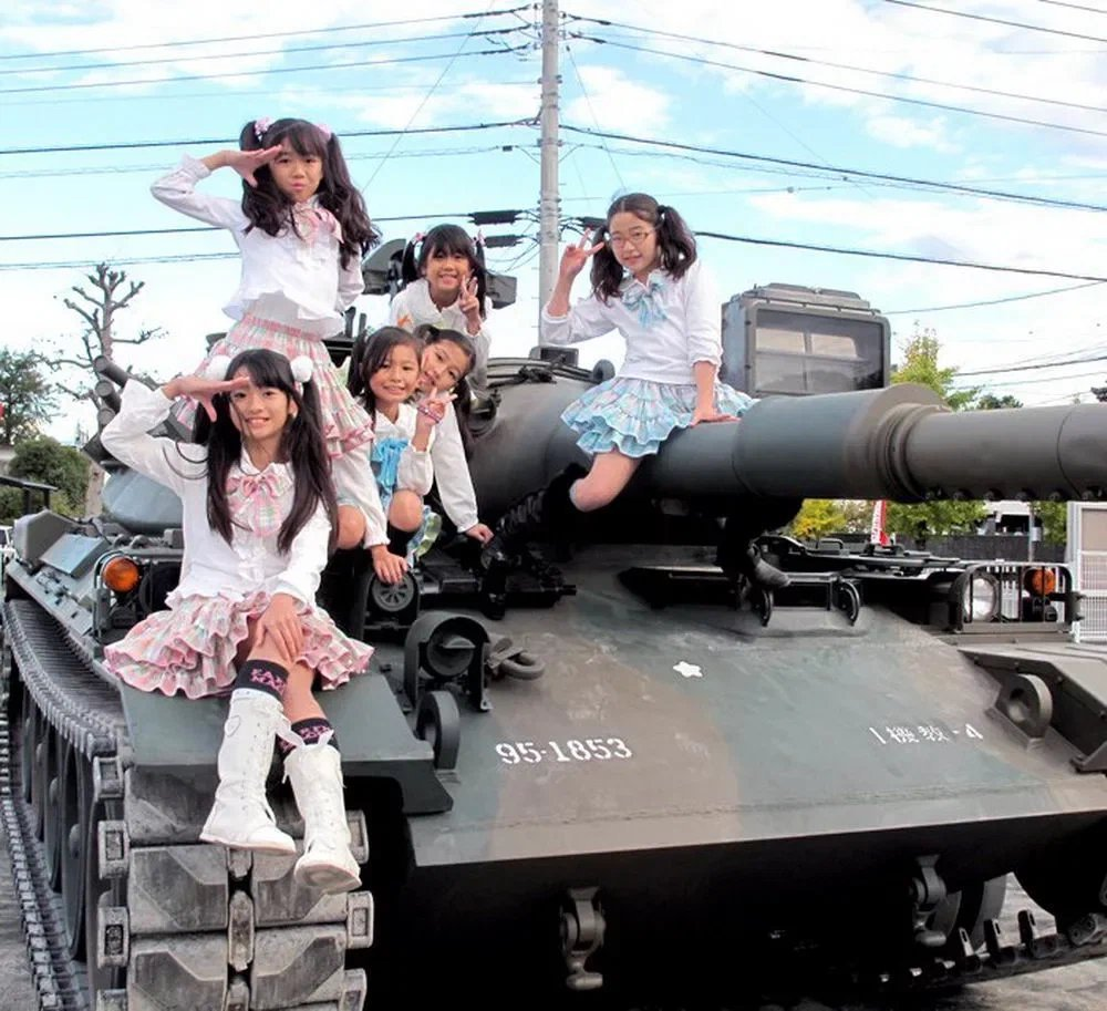 Японки танкисты. Танки Японии. Прикольные японские девушки. Японские танкисты современные. Chan japan
