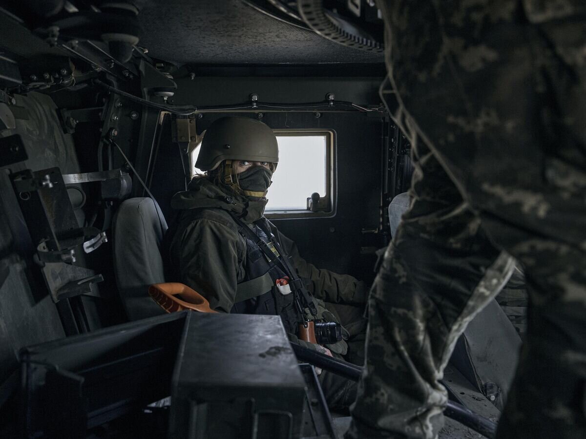    Боец украинской десантно-штурмовой бригады на бронетранспортере США Hummer на позиции возле Артемовска© AP Photo / Libkos
