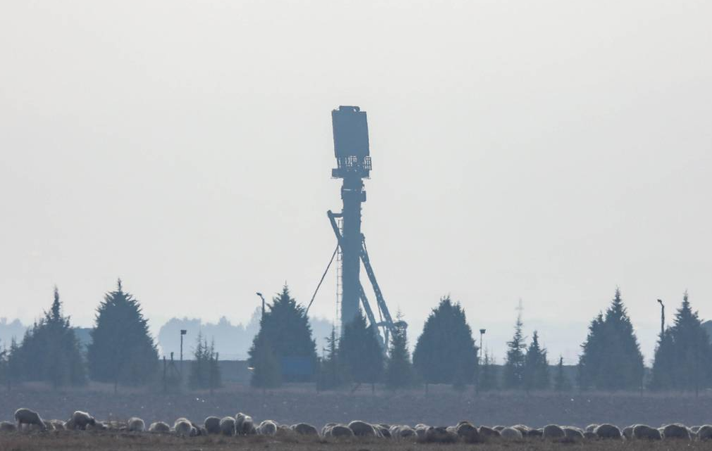 Конечно, наш комплекс много раз отслеживал Ф-16 в Сирии, но никогда его не пытались атаковать большой группой этих машин одновременно. И пусть атаки были учебными, турки максимально приблизили условия в боевым. С-400 на базе "Мюртед" под Анкарой.  Кадры МО Турции