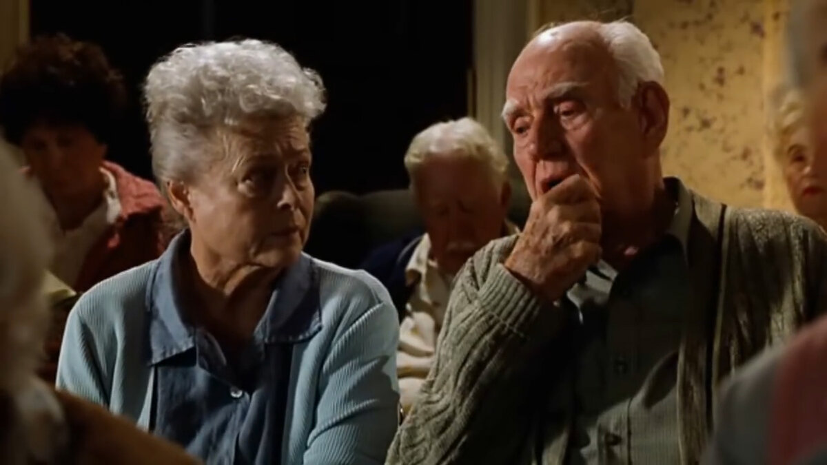 «Зелёная миля» - очень сильная картина и, возможно, самая достойная экранизация произведений Стивена Кинга (по крайней мере, сам Король ужасов считает именно так).-16