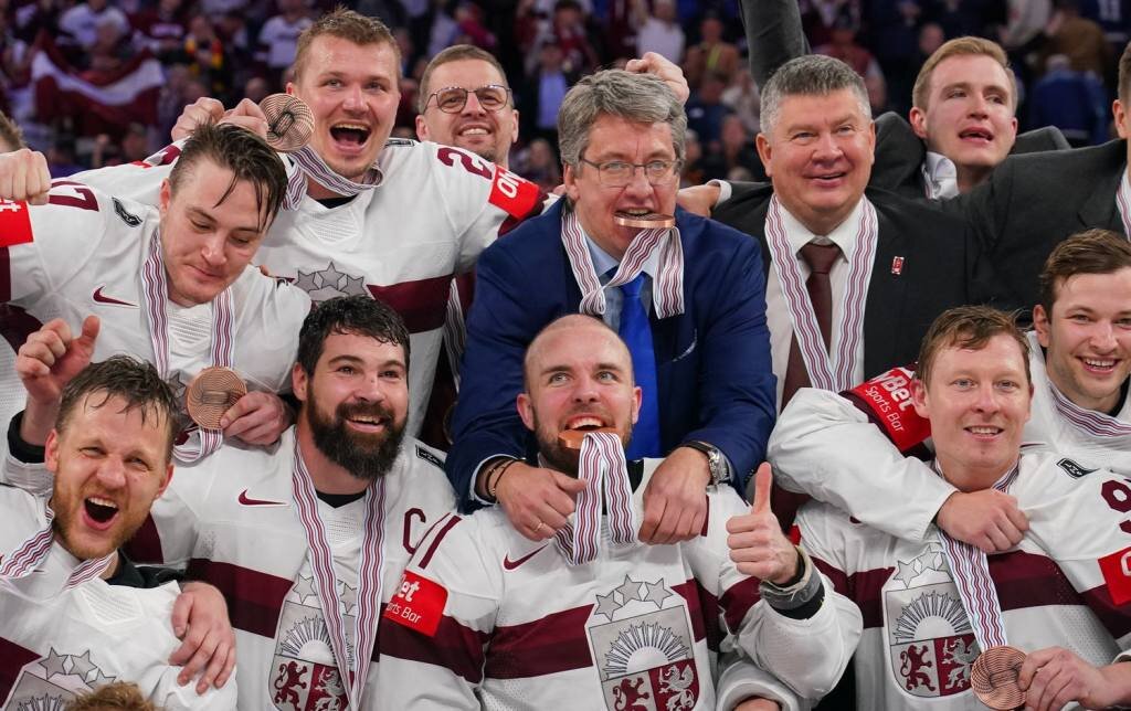 Первая победа на чемпионате мира по хоккею