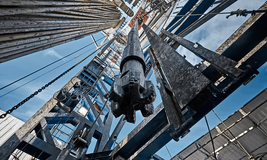 Вид на кронблок (верхняя точка буровой) с роторной площадки.