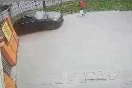    В Мытищах водитель BMW влетел в людей на тротуаре: госпитализированы четыре человека