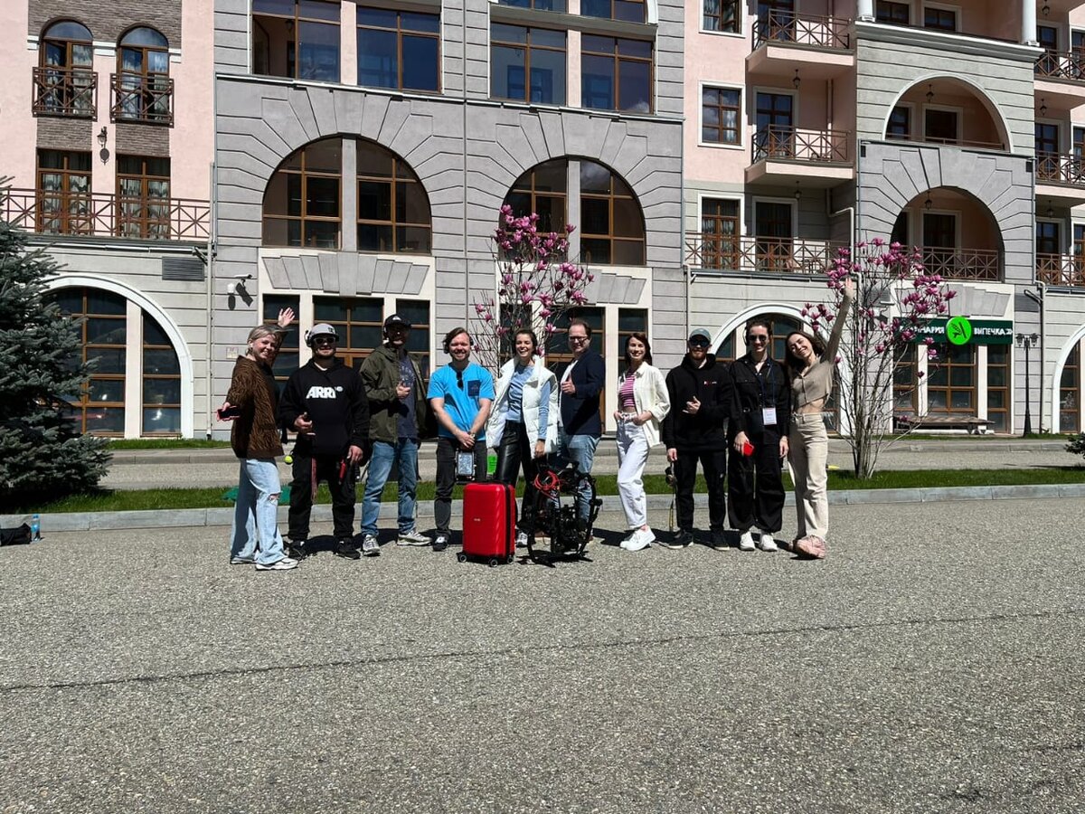 Здание, на фоне которого мы снимали актрису, имеет интересный и аккуратный рельеф, но при этом не перетягивает внимание на себя. 

Источник фото: ТВИЛ