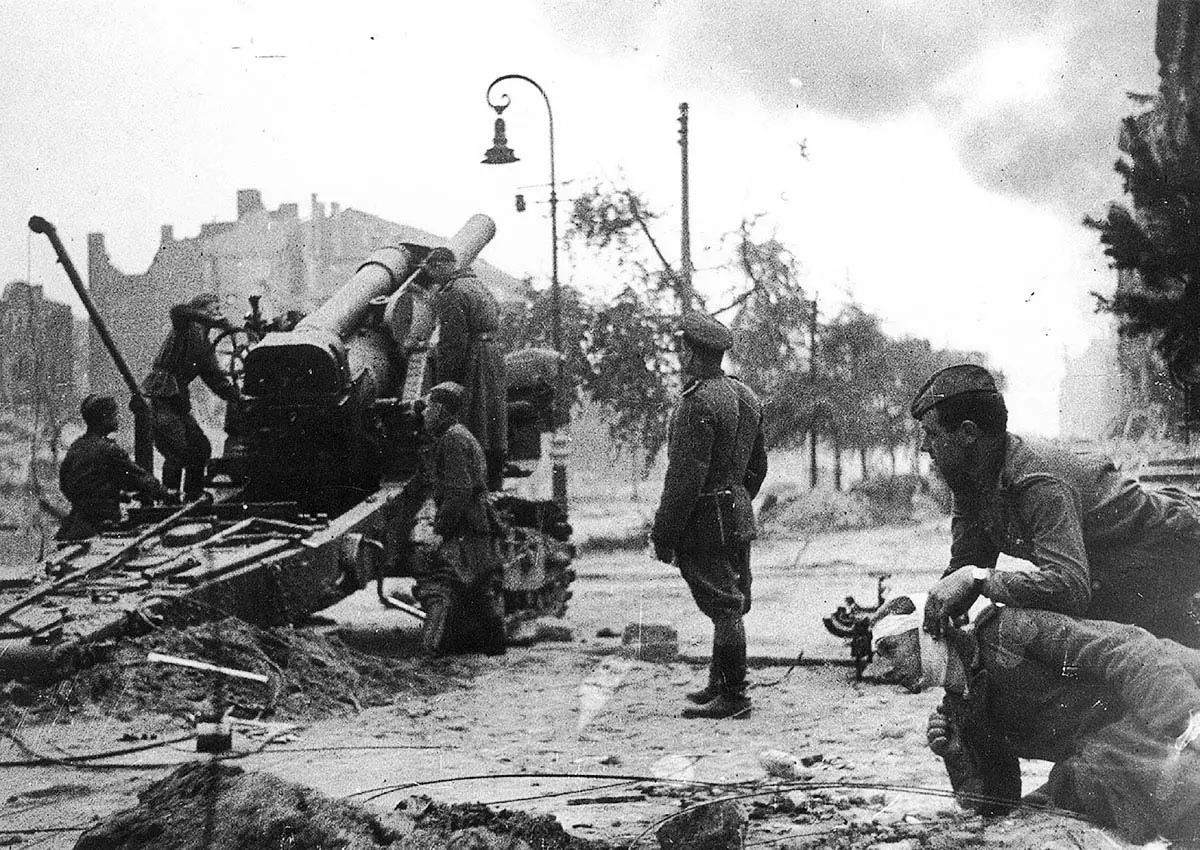 Б-4 гаубица в Берлине. Уличный бой 1945 года Берлин. Бой под берлином