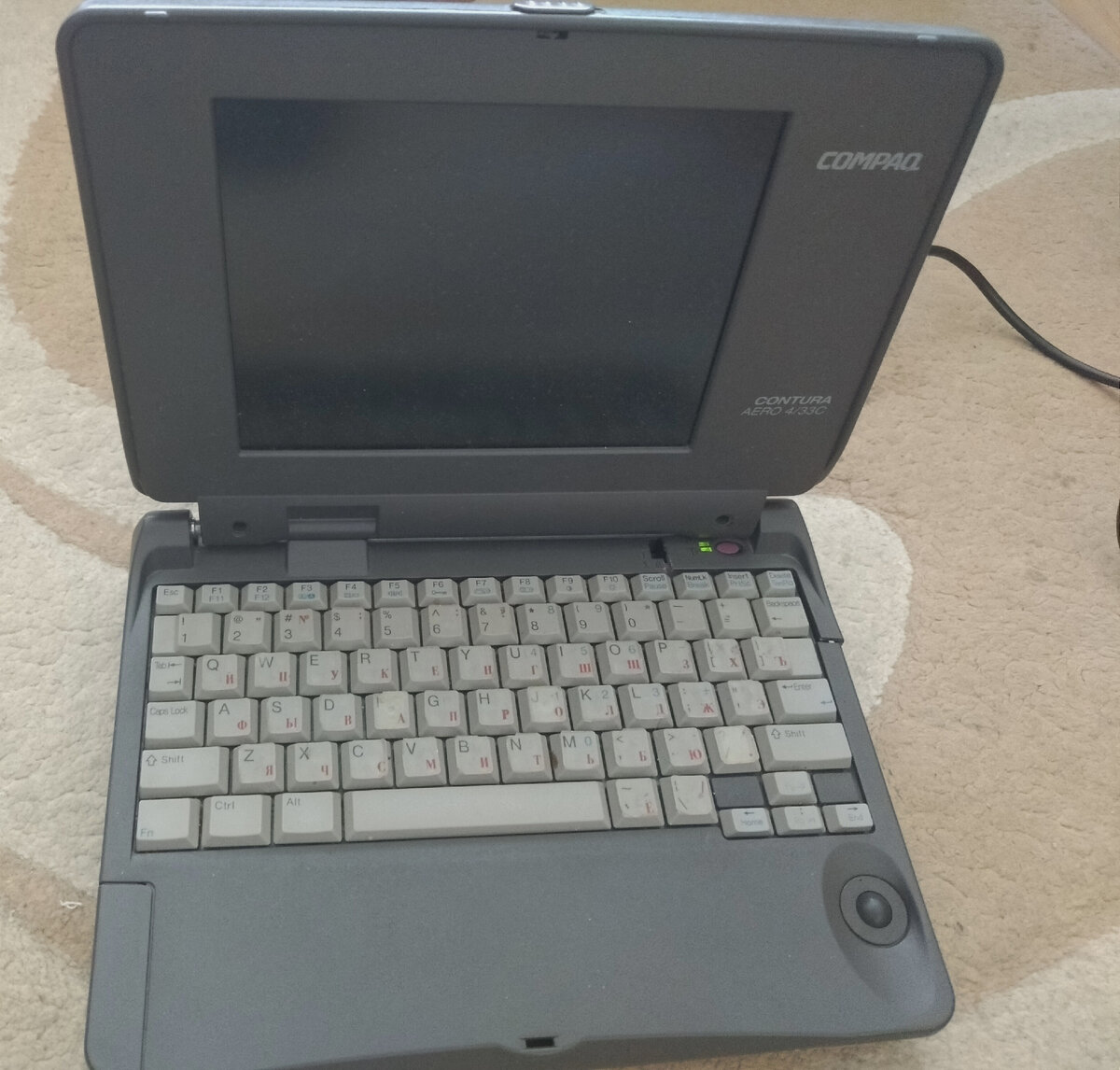 Вместо "мышки" или тачпада здесь используется трекбол, с кнопками управления на правой боковине.