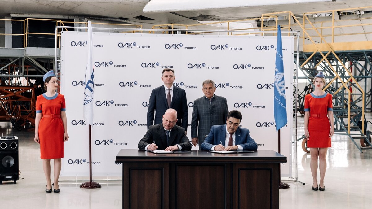     Накануне, 30 мая, подписано соглашение о создании кафедры самолетостроения в Казани. Подписи в договоре поставили представители Казанского национального исследовательского технического университета им. А. Н. Туполева и ПАО «Туполев». Об этом пишет пресс-служба ОАК.