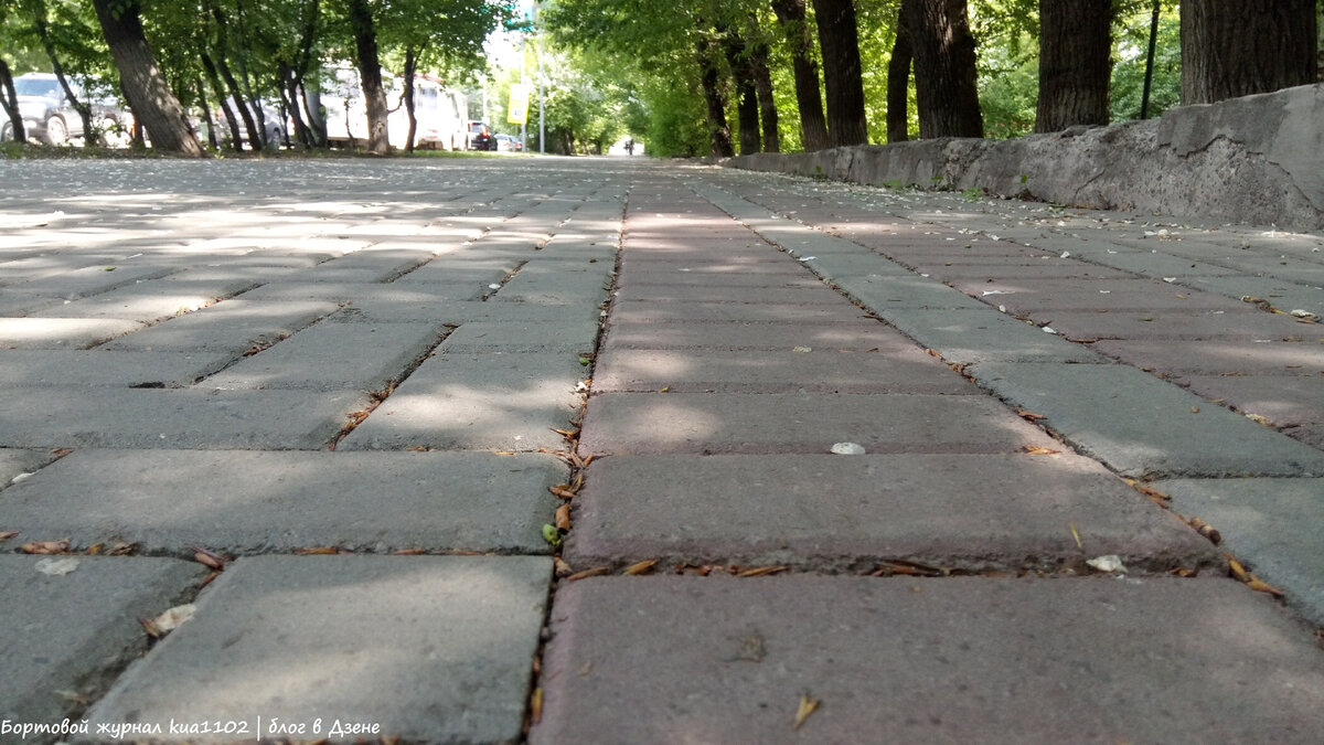 В нашем городе типичный тротуар выглядит именно так. Автор фотографии kua1102