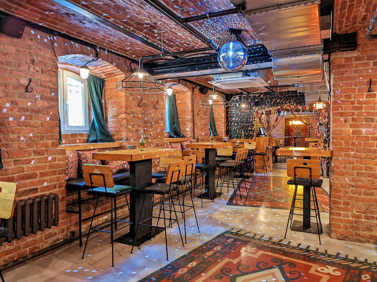 Второй зал, вид из первого зала и →