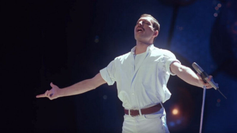     Кадр из клипа Фредди Меркьюри. Скриншот видео канала Freddie Mercury Solo на youtube.com