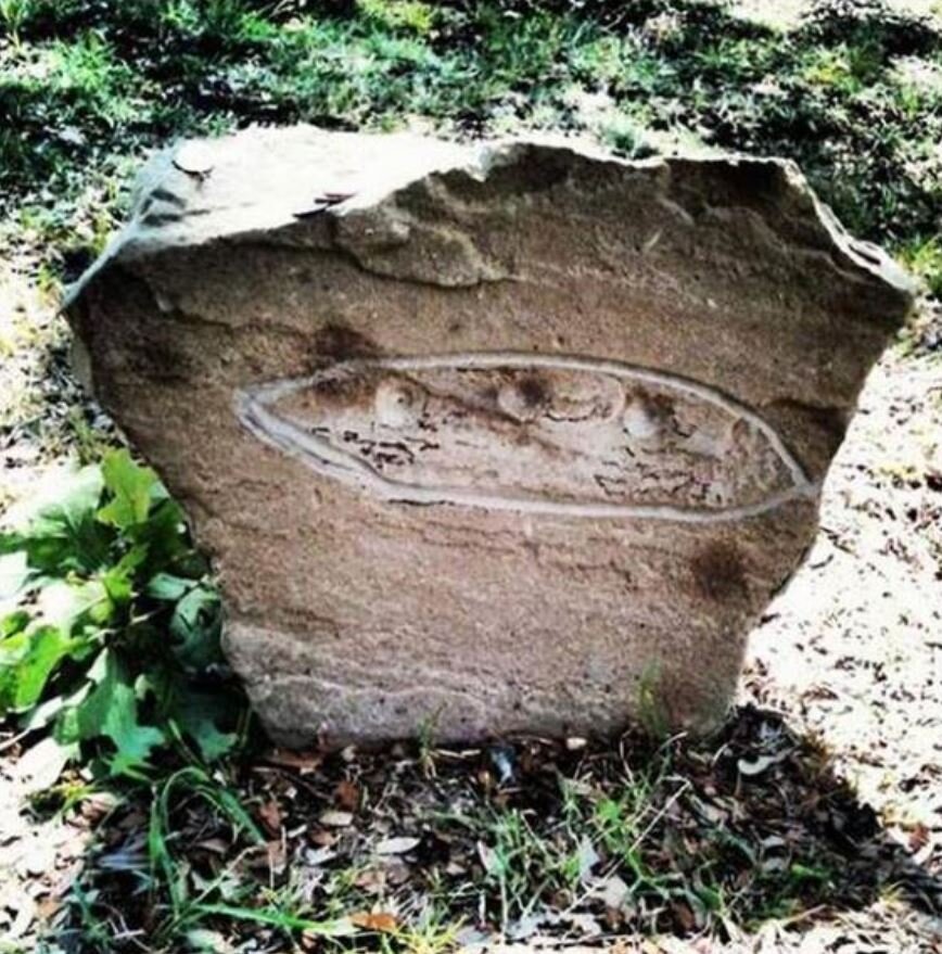 Фотография надгробия инопланетянина с НЛО "Аврора"