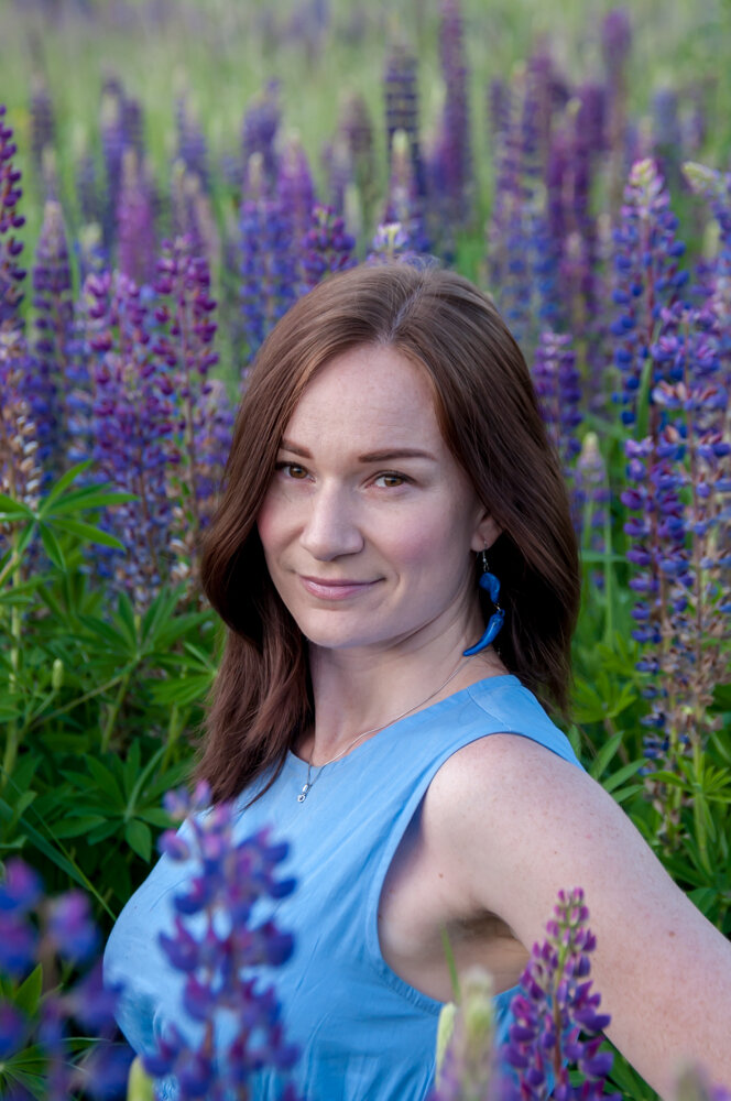 Фото автора, Модель на поле с люпинами