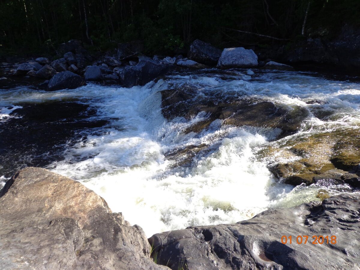 нижний порог -ступенька водопада на реке Канда. (фото автора)