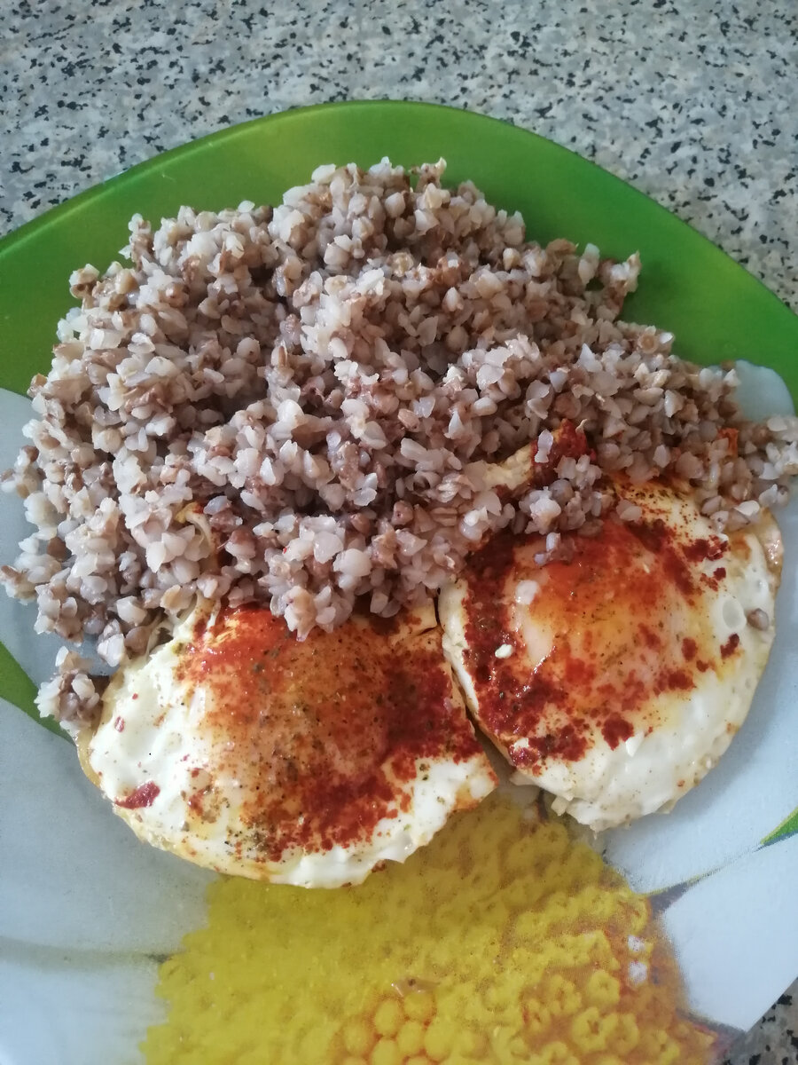 Яйца домашние поджариваю на слегка смазанной оливковым маслом сковороде. Посыпаю куркумой. Кашу варю исключительно на воде. Воду слегка подсаливаю. 