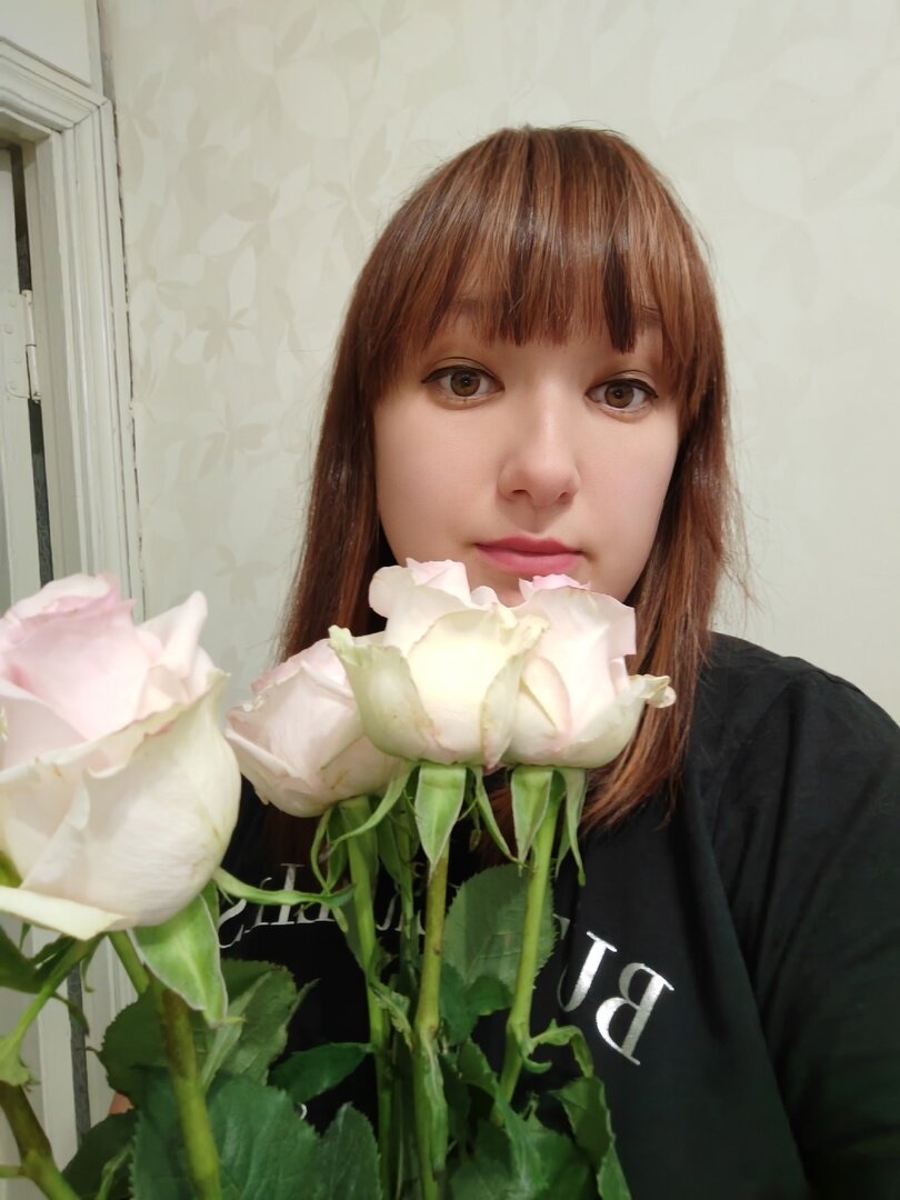 цветочки от мужа с утра,с поздравлением обязательная часть,это и мой праздник тоже,на фото еще не уставшая я😂