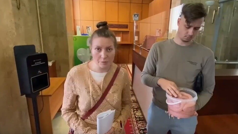     Активисты пришли в Дом Республики с кишкой, которую должны были порвать желающие строить на Шота Руставели, 5 и опубликовали видео 5 июня.