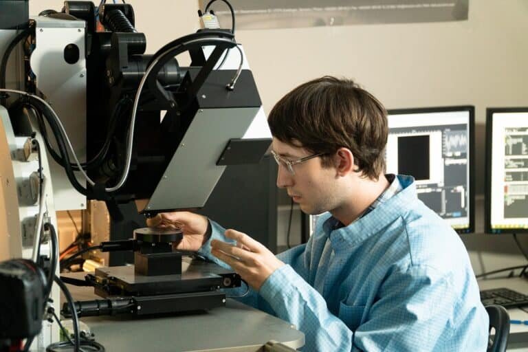    Научный сотрудник Центра фотоники и двумерных материалов МФТИ Георгий Ермолаев / ©Пресс-служба МФТИ