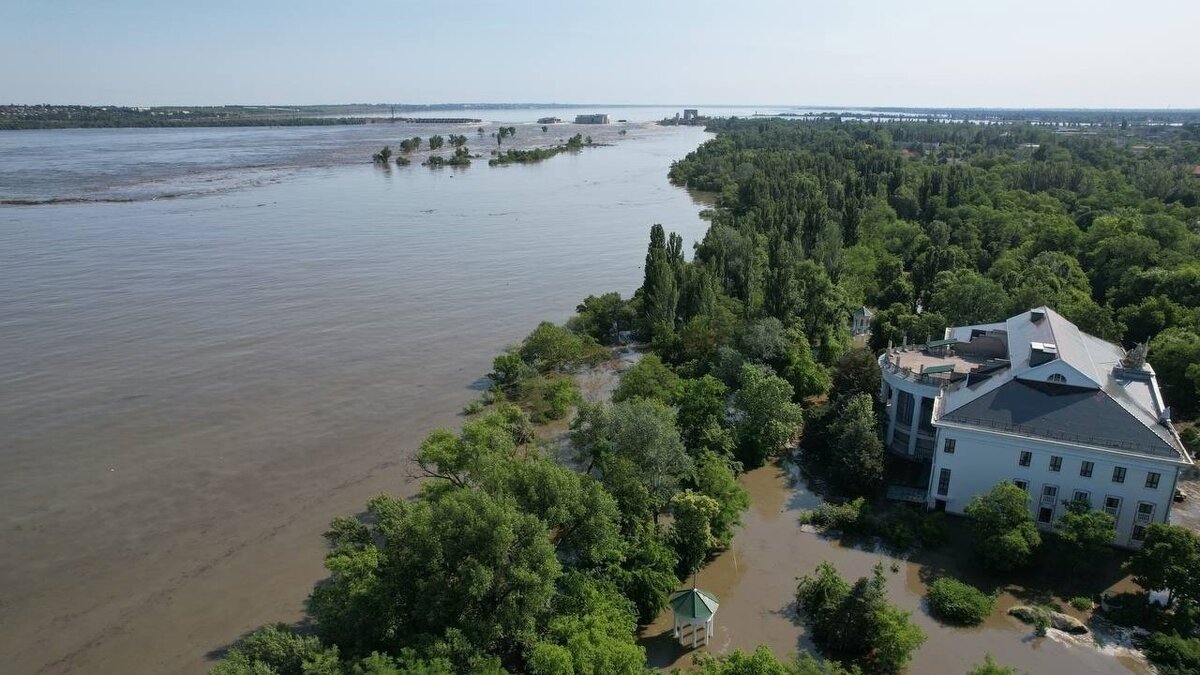     Потоки воды, хлынувшие в низины после подрыва дамбы Каховской гидроэлектростанции, затопили жилой сектор и участок магистрали М-14.