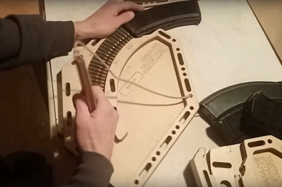    В Новосибирске военный создал прибор быстрой зарядки автомата Калашникова