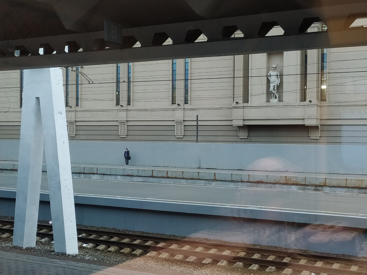 Два одиночества. Вид из вагона Петербург - Кострома, 5 путь Московского вокзала. 