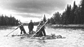 Самодельный плот для преодоления части трудного пешего маршрута по реке. Опасно- зато быстро! Фото из дневника группы Б. Гудкова.