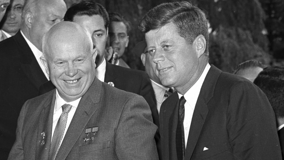 Источник: https://www.historynet.com/nuclear-folly-review-when-the-superpowers-nearly-started-world-war-iii/john-f-kennedy-nikita-khrushchev/
