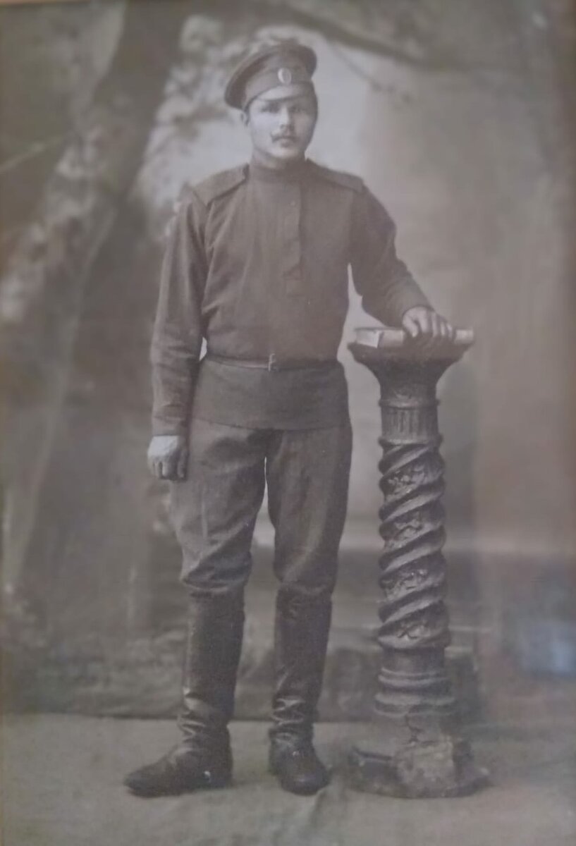 На фото мой прадед. Это форма рядового. 1914 год. Первая мировая война.