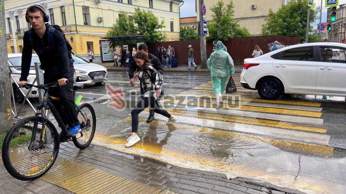     В Казани вечером в пятницу, 9 июня, прошел короткий ливень. Меньше чем за час сильных осадков город погрузился под воду. О том, как это было, — в фоторепортаже Inkazan.