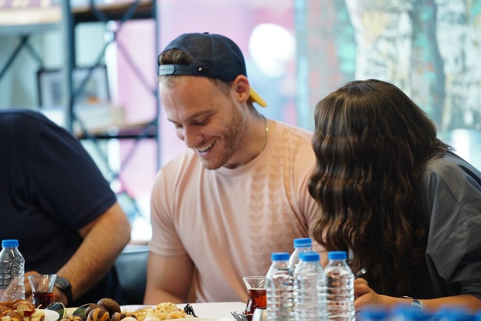 Керем Бюрсин и Хафсанур Санджактутан на читке сценария